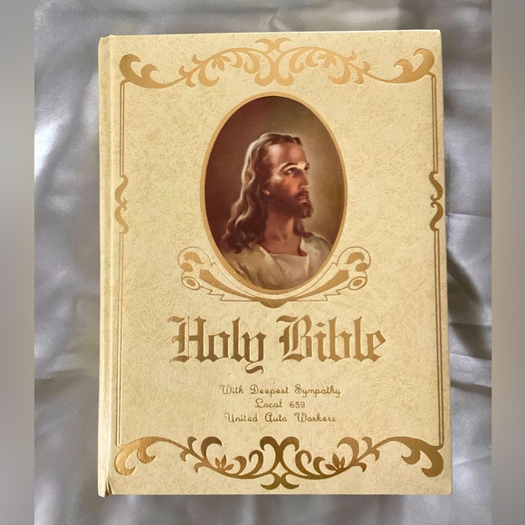 Royal Classic Portrait Edition Family Bible KJV - Picture 1 of 9